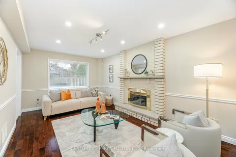 887 Darwin Dr, Pickering, ON L1X 2P8