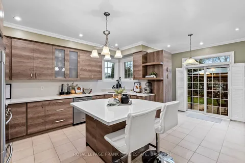 100 Cachet Blvd, Whitby, ON L1M 2K7