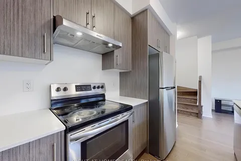 17 Louise Cres, Whitby, ON L1P 0J8