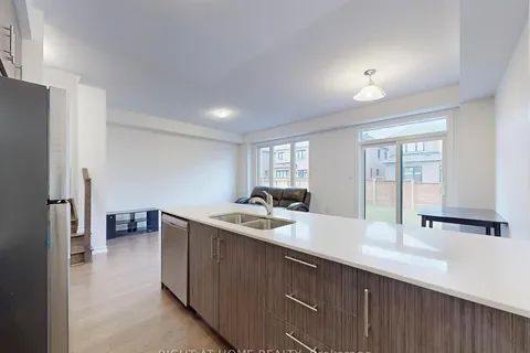 17 Louise Cres, Whitby, ON L1P 0J8