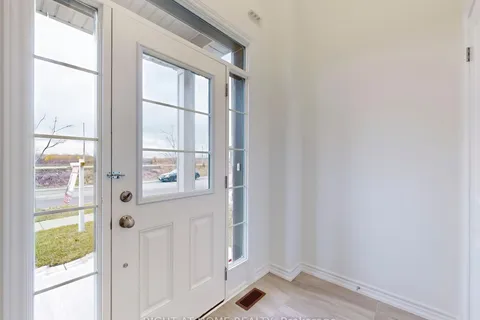 17 Louise Cres, Whitby, ON L1P 0J8