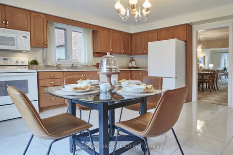 44 Headlands Cres, Whitby, ON L1R 1Z9