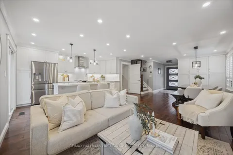 821 Red Maple Crt, Whitby, ON L1N 7V7