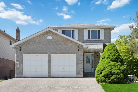 125 Overbank Dr, Oshawa, ON L1J 7Y9