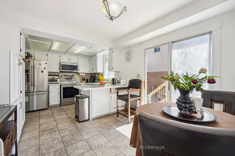 125 Overbank Dr, Oshawa, ON L1J 7Y9
