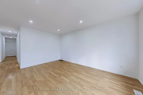 602 Gibb St, Oshawa, ON L1J 1Z5