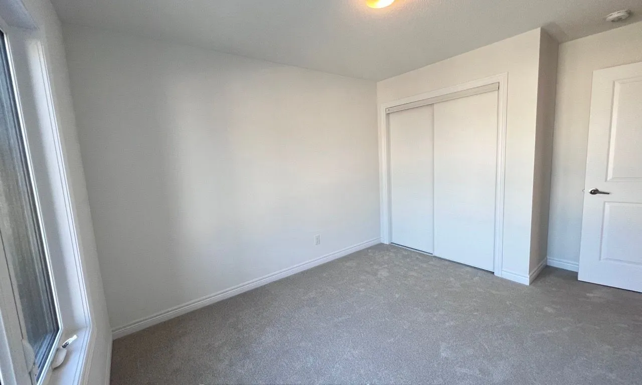 Att/Row/Twnhouse interior view at 20 Sorbara Way Whitby