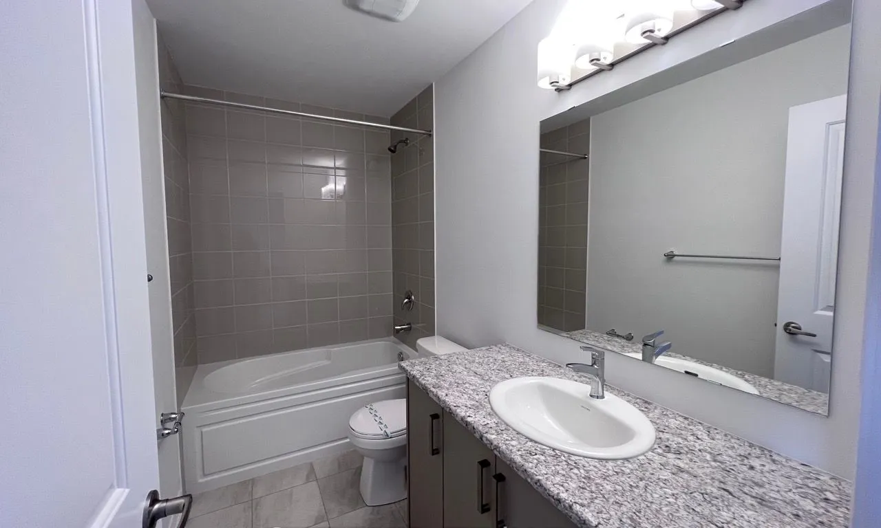 Att/Row/Twnhouse kitchen at 20 Sorbara Way Whitby