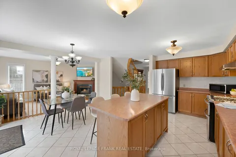 11 Pineway Crt, Whitby, ON L1R 2S3