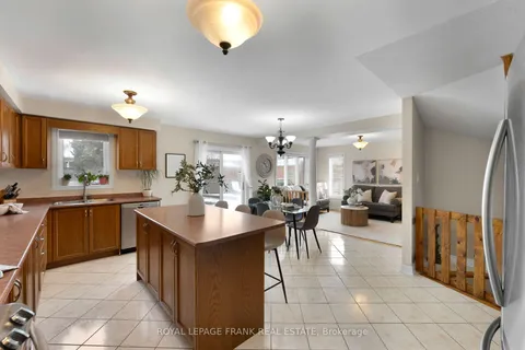 11 Pineway Crt, Whitby, ON L1R 2S3