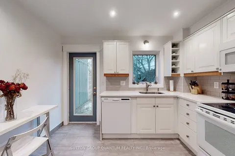 154 Elmer Ave, Toronto, ON M4L 3S1