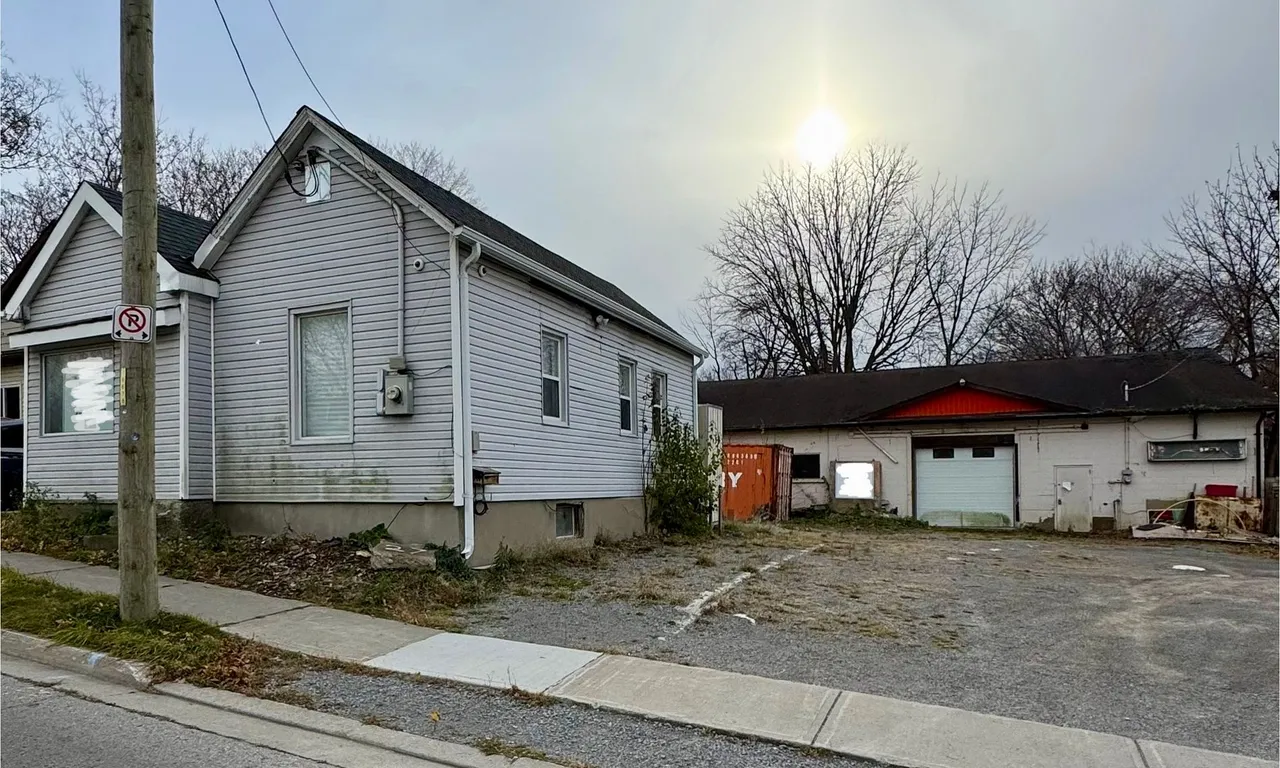 33 Hall St, Oshawa, ON L1H 2Y7
