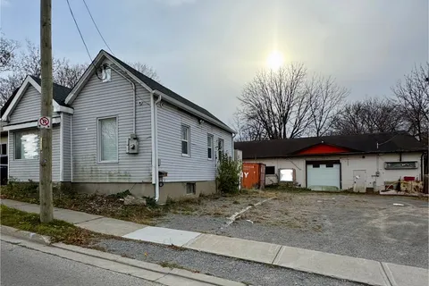 33 Hall St, Oshawa, ON L1H 2Y7