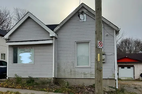33 Hall St, Oshawa, ON L1H 2Y7