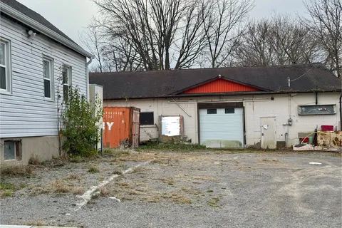 33 Hall St, Oshawa, ON L1H 2Y7