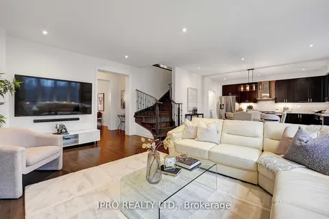 109 Auckland Dr, Whitby, ON L1P 0J4