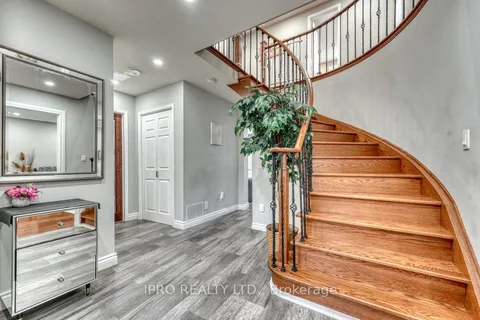 42 Coulton Crt, Whitby, ON L1N 7A9