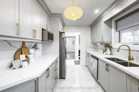 1023 Centre St, Whitby, ON L1N 4V4