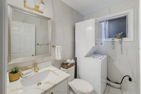 1023 Centre St, Whitby, ON L1N 4V4