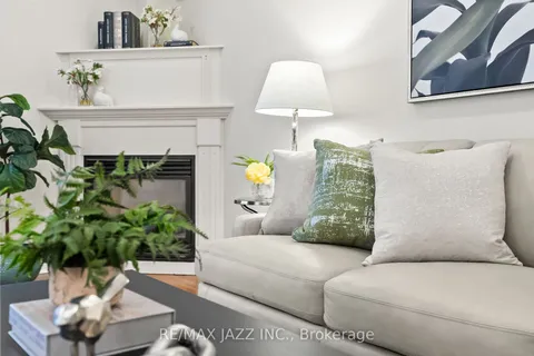 8 Odessa Cres, Whitby, ON L1R 3N9