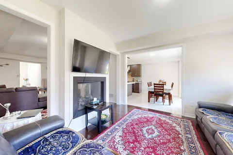 220 Fleetwood Dr, Oshawa, ON L1K 3E7