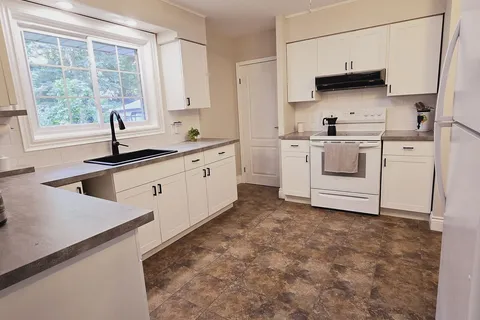 227 Rossland Rd, Oshawa, ON L1G 2W9
