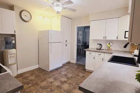 227 Rossland Rd, Oshawa, ON L1G 2W9