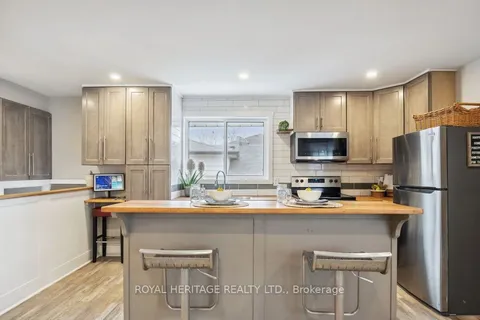 1143 Cedar St, Oshawa, ON L1J 3R8