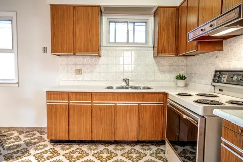 906 Kennedy Rd, Toronto, ON M1K 2E8