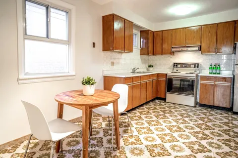 906 Kennedy Rd, Toronto, ON M1K 2E8