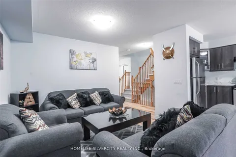 2350 Steeplechase St, Oshawa, ON L1L 0E5