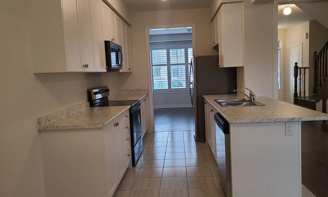 Att/Row/Twnhouse kitchen at 173 Coronation Rd Whitby