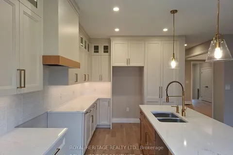 42 St Augustine Drive, Whitby, ON L1M 0L7