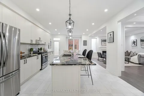 2885 Foxden Sq, Pickering, ON L1X 0N9