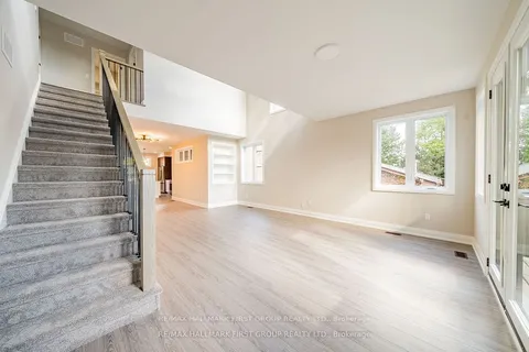 917 Dundas St, Whitby, ON L1N 2N8