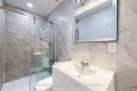 602 Gibb St, Oshawa, ON L1J 1Z5