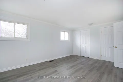 1053 Hortop St, Oshawa, ON L1G 4P4