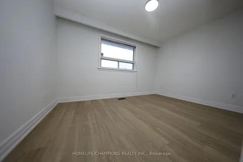 25 Crusader St, Toronto, ON M1H 1E1