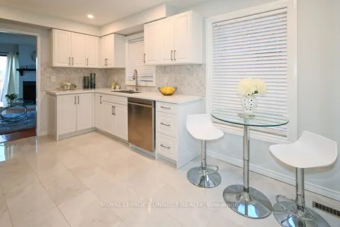 2 Barnard Crt, Ajax, ON L1S 6Z7