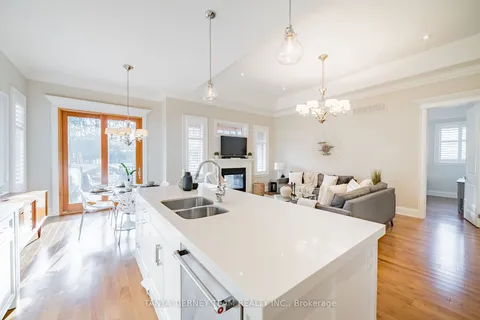 9 Centre St, Whitby, ON L1M 1C1