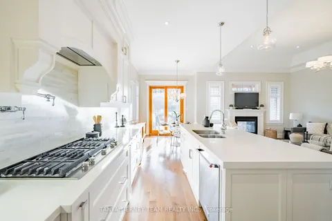 9 Centre St, Whitby, ON L1M 1C1