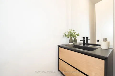 99 Yardley Ave, Toronto, ON M4B 2A9