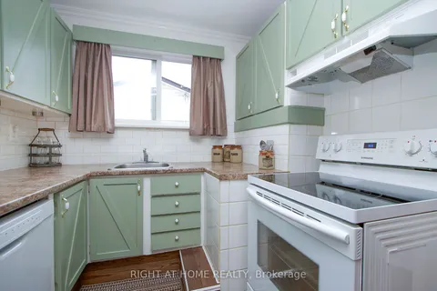 923 Bayview Ave, Whitby, ON L1N 1E2