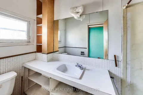 26 Balfour Ave, Toronto, ON M4C 1T5