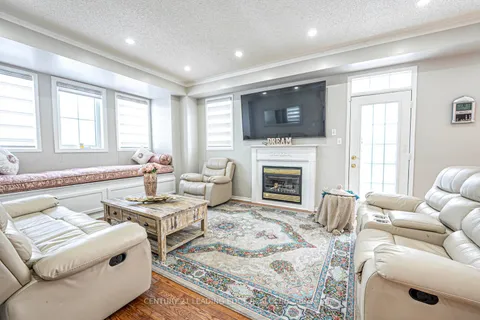 145 Woodbine Pl, Oshawa, ON L1L 1C5