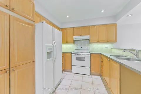 602 Amaretto Ave, Pickering, ON L1X 2V2