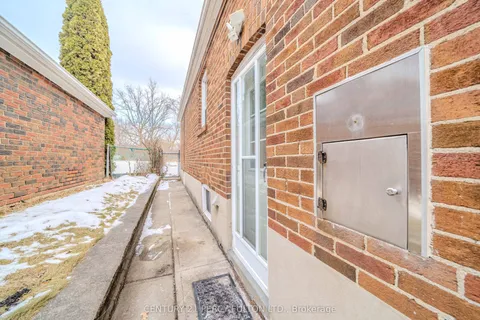 63 Midland Avenue, Toronto, ON M1N 3Z8
