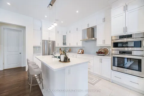 1279 Plymouth Dr, Oshawa, ON L1L 0T9