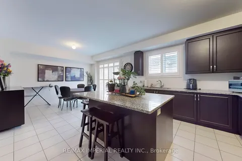 7 Cornerside Way, Whitby, ON L1M 0L8