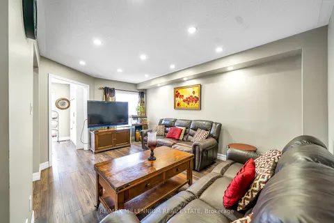 8 Pardon Ave, Whitby, ON L1P 1V1